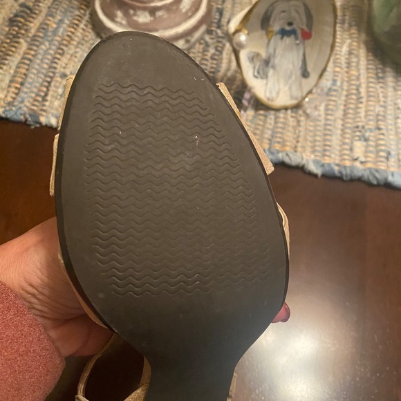 Gold dress high heels in excellent condition. - Picture 4 of 7